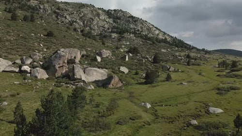 Vista aérea de las montañas y los campos antes de llegar al lago Bulloses, en La Cerdanya, Cata