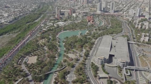 Vue aérienne haute de la circulation faisant la queue le long du Paseo Santa Lucia, Monterrey, Nuevo Leon