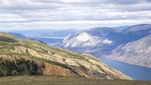 Zeitraffer der Wolken über den Carcross-Bergen im Yukon
