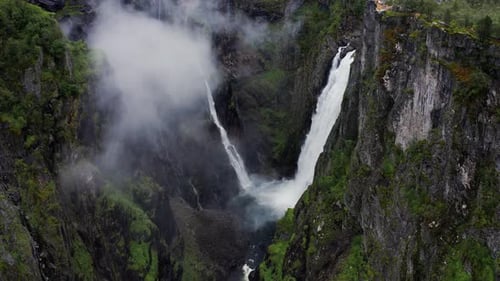 Voringfossen-Wasserfall und umgebendes Tal bei Regen und Nebel Typisches norwegisches Wetter erfasst von