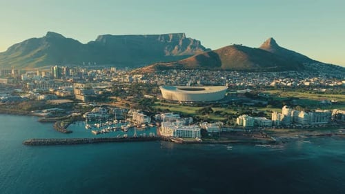 Goldlicht-Luftaufnahme der Küste Kapstadts mit Panoramablick über die Stadt, den Tafelberg,
