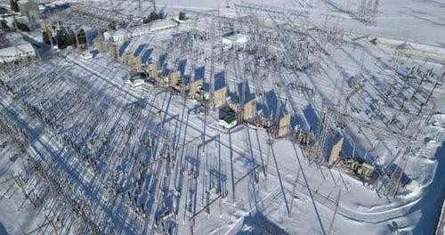 An einem sonnigen Wintertag über ein Umspannwerk fliegen
