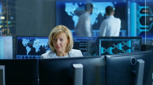 Operadora profesional de la sala de monitoreo del sistema observa el correcto funcionamiento de la instalación.
I