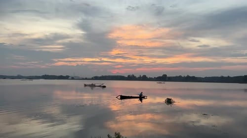 Wunderschöner Blick auf den Sonnenuntergang auf den See in Lampung