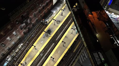 Luftaufnahme der U-Bahn, die nachts am Bahnhof ankommt