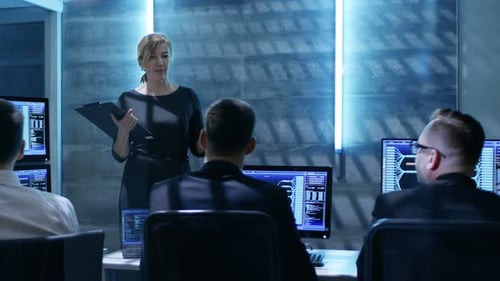 En el Centro de Control del Sistema Gubernamental. La supervisora femenina celebra una reunión para su equipo técnico