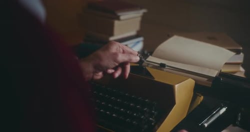Hombre mayor escribiendo en una vieja máquina de escribir Pensativo Anciano contemplativo trabajando