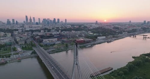un pont sur une rivière avec une ville en arrière-plan