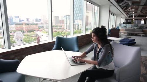 Femme d'âge moyen tapant sur un ordinateur portable au bureau
