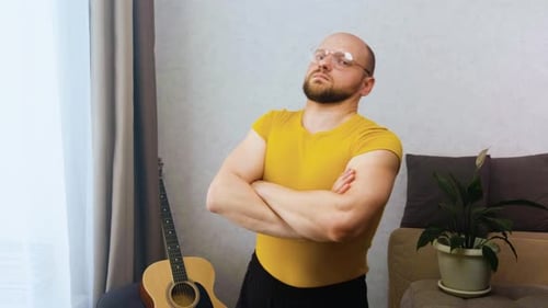 Un nerd chauve croise les bras et ajuste ses lunettes intellectuellement avec un QI élevé