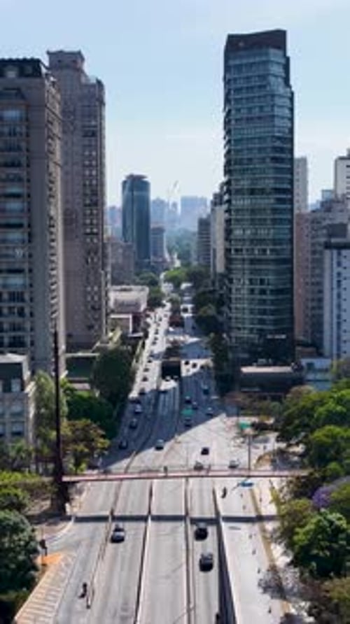 Impressionante Avenida Cidade Jardim, no centro de São Paulo, Brasil.