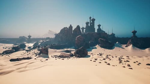 Sonnenbeschienene Wüstenlandschaft mit Festungssilhouette und fernem Meereshorizont