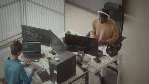 Programmierer arbeiten zusammen am Schreibtisch im Open Space Office