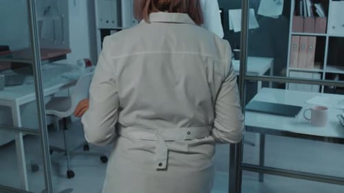Laborant arbeitet mit Armprothese