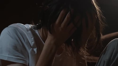 Douleur, regret et dépression accablent un jeune homme tenant la tête dans une profonde lutte émotionnelle