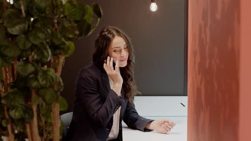 Geschäftsmann sitzt im Büro und telefoniert