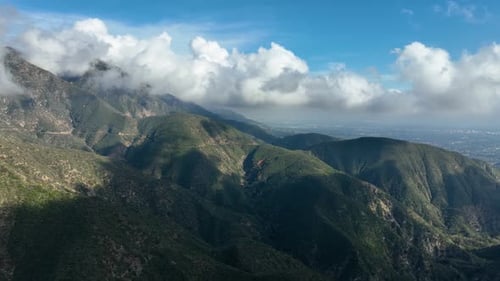 Luftaufnahme der zerklüfteten Landschaft der San Gabriel Mountains