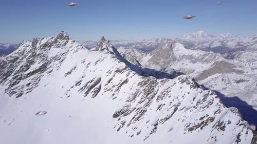 Flota de Ufo Armada sobrevolando Alps Peak, vista aérea