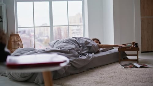 Cobertor de cobertura de celular Morning Lady Checking Time Continue cochilando na cama