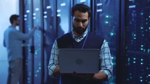 Ein Mann verwaltet effizient Daten in einem modernen Serverraum