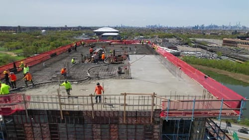 Vista panorámica desde un dron de trabajadores de la construcción con Highrise. Vídeo Progres Build.4K
.