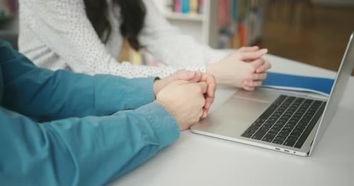 Des amis créent ensemble un projet important et partagent des idées