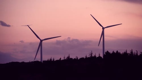 Generador de energía de turbinas eólicas al anochecer