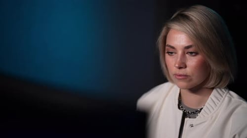 Erfahrene Hackerin knackt das Passwort einer Kreditkarte Porträt einer infizierenden Programmiererin