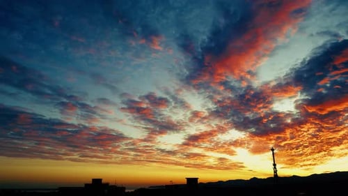 Sonne geht bei Sonnenuntergang durch die bunten Wolken