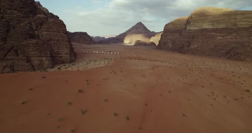 Wadi Rum Desert Valley in Jordanien, Reiseziel für Touristen aus dem Nahen Osten, Flugaufnahme