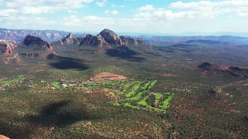 Atemberaubende Landschaft von Sedona, Arizona, USA. Luftaufnahme des Green Valley unter den roten Sandsteinhügeln
