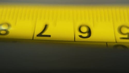 Video eines gelben Messgeräts, Messgerät, Super-Nahaufnahme, Zeitlupe 120 fps, Full HD, Folie nach rechts c