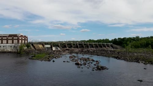 Primer plano de una presa fluvial en las cataratas de Chippewa en Wisconsin, con un nivel bajo del río y una fuerte corriente de w