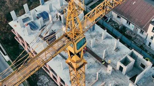 Vue aérienne d'une grue de chantier travaille sur un chantier de construction