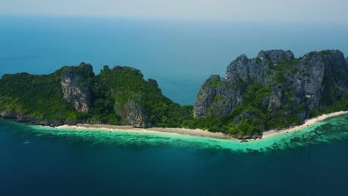 Vista aérea deslumbrante da ilha de Koh Phi Phi cercada por águas turquesas e cristalinas