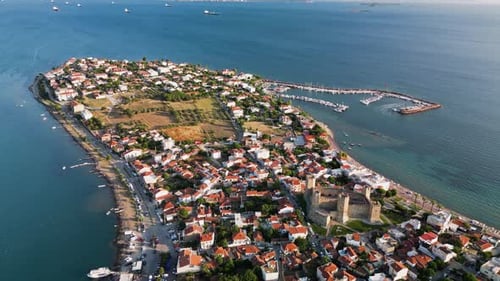 Drohnenblick auf das Meer und die Häuser an der Küste von Çandarlı