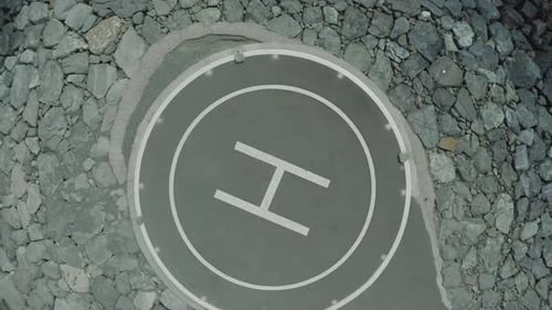 Luftaufnahme des Hubschrauberlandeplatzes an der felsigen Küste