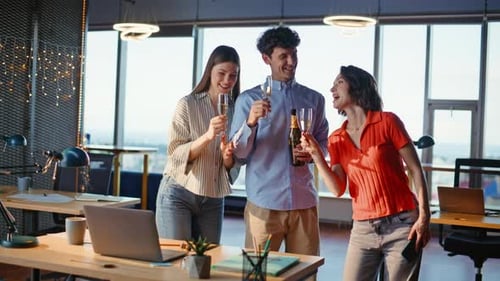 Taças de champanhe tilintando da Office Friends Company comemorando em festa corporativa