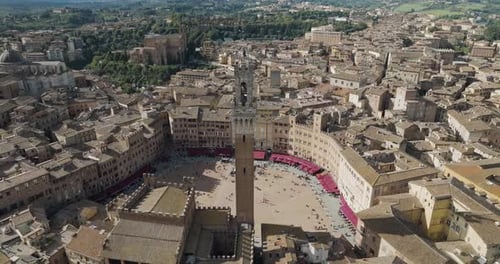 Vista aérea de Piazza del Campo y Torre del Mangia, Italia.
