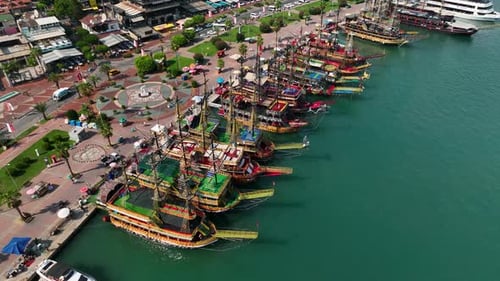 Iates no porto, vista aérea, 4 K, Alanya, Turquia