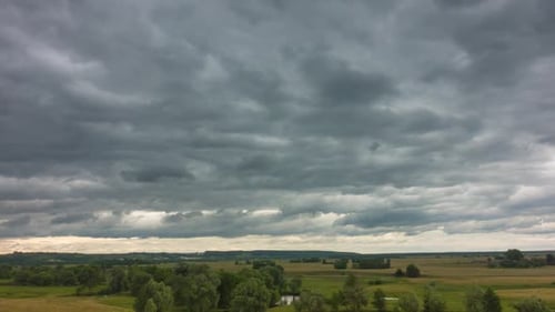 Zeitraffer eines Dramatisch Himmels über der ländlichen Landschaft, stürmische Wolken, die sich auf dem Land bewegen