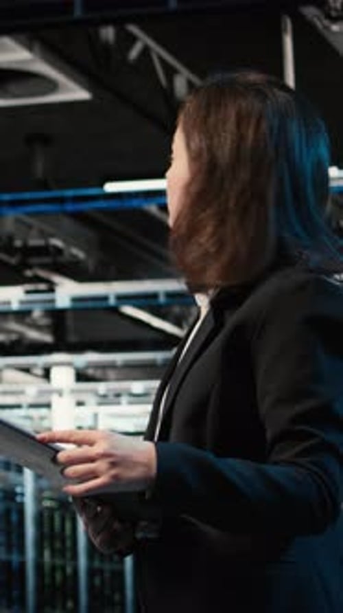 Vertical Video Data Center Engineer Using Artificial Intelligence Tech to Monitor System