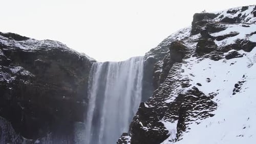 Mächtiger und wunderschöner Wasserfall in Island