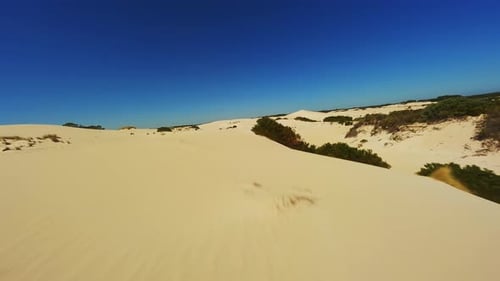 Sanddünen in der Wüste am Tag Drohnenvideo