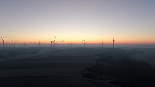 Parque eólico en un pintoresco amanecer: tiro con un Zumbido