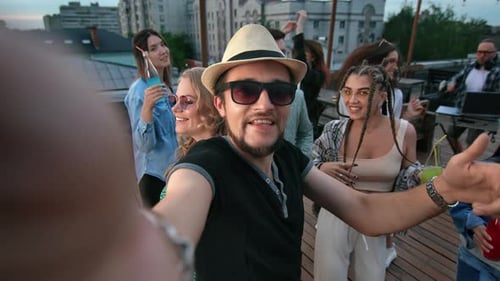 Happy Hipster Man Blog Vlog Foto selfie na discoteca Dancing with Friends Crowd POV