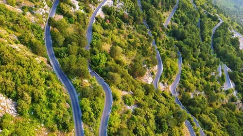 Estrada sinuosa Lovcensky Serpentine com curvas perigosas que levam ao topo do Montenegrino