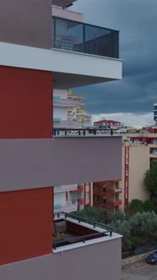 Vertikale Video-Luftaufnahme moderner Gebäudefassaden nach dem Bau klar und hell