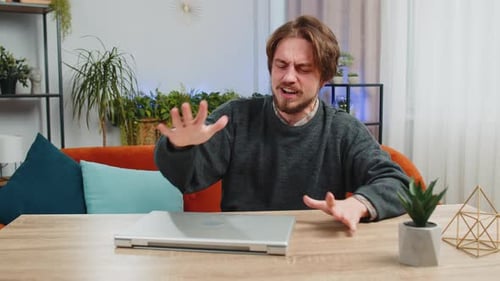 Verärgerter kaukasischer Mann benutzt Laptop überrascht von schlechten Nachrichten Fortune Loss Game Fail Lotterieergebnisse zu Hause