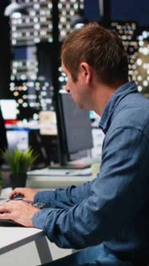 Vidéo verticale Un ingénieur informatique de sexe masculin utilise des techniques d'IA pour créer un jeu vidéo et une turbine